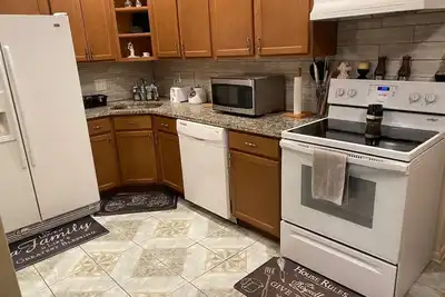 Image de 10 minute drive to the ocean beaches! Front half of duplex home.