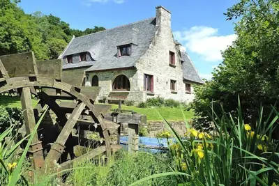 Image de Moulin en Bretagne au bord de l'Aulne avec kayaks