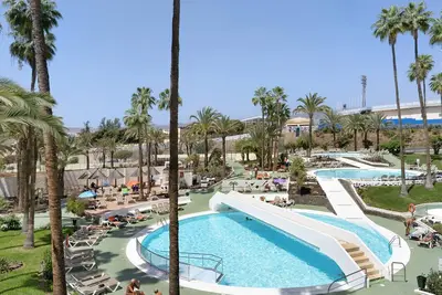 Image de Appartement de vacances 'Cozy Playa Ingles' avec vue sur la mer, piscine partagée et Wi-Fi.