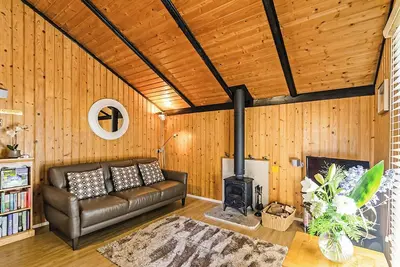 Cosy and comfortable lodge with king-size four poster bed.