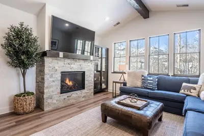 Image de Book Fall! Luxurious Alpine Townhome with Firepit, Garage, Balcony and Shuttle Stop Right Outside!