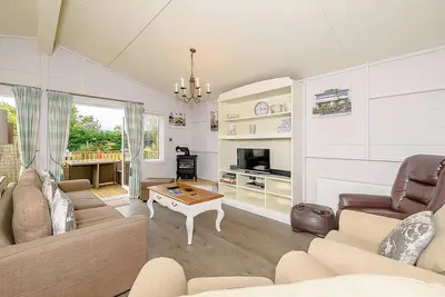 Image de A stylish lodge with one master double with en suite shower room.