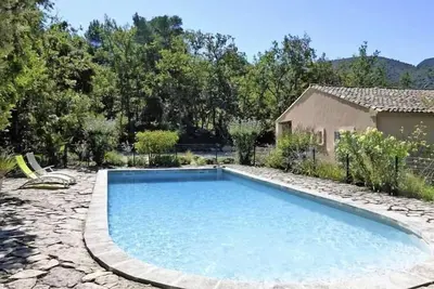 Image de Maison typiquement avec piscine privée, Ménerbes