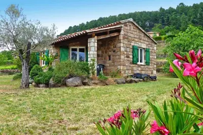 Image de Charmant gîte en pierre avec piscine commune, Chambonas