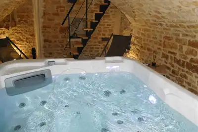Image de Maison de charme avec jacuzzi, nature préservée et équipements pour bébé, 4 étoiles, proche forêt.