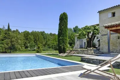 Image de Maison de vacances avec piscine partagיe א Malaucטne