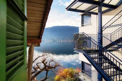 Image de Appartement mansardé confortable avec vue sur le lac (Mansarda Verde)