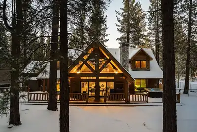 Image de Evergreen Pines. Newly Remodeled Home, Jacuzzi tub. Between Bear Mtn & Snow Summit Ski Resorts!