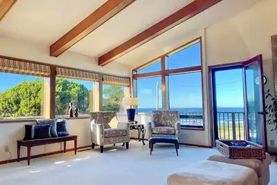 Image de Ocean View Home in Newport! Short Walk to Sandy Beach!