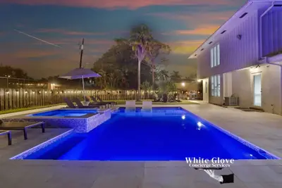 Lux 6br 4Bath Htd Pool & Jacuzzi Mini Golf G-Room