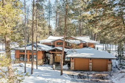 Image de Base Camp by AvantStay | Magical Cabin w/ Sauna, Hot Tub & Close to Snow & Golf