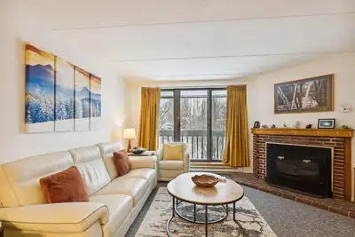 Image de Pinnacle B22 Wonderful three bedroom two bath with shuttle to the slopes everyday of the week. The outdoor pool, hot tub, and, tennis courts are open during summer only.