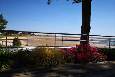 Image de Belle maison\/ appartement offrant une vue panoramique sur la plage et l'océan.