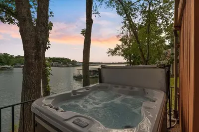 Image de Game Room, Dock Life, Fire Pit & Hot Tub!