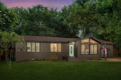 Image de Cute House in town with private yard