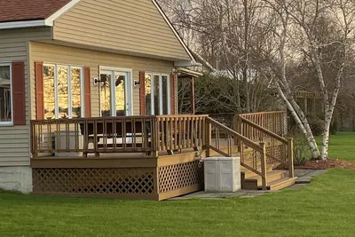 Image de Beautiful Lake House with Large Yard on the Shore of Lake Ontario