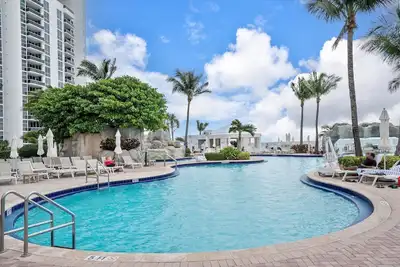 Image de Beach Resort with City Views & Private Balcony