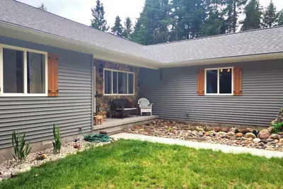 Image de Crystal Lake Getaway New Spatious walkout ranch. \na Mile to Frankfort Mi Beaches