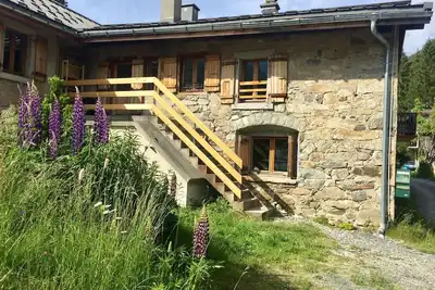 Image de Chalet authentique en pierre et mélèze \/ 350 m du télécabine 8\/9 personnes 90 m²