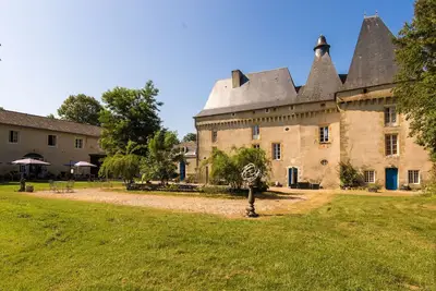 Image de Gîte du patrimoine à Chaleix avec jardin