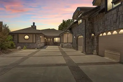 Image de Exquisite Pet Friendly Lakefront Home on Stunning Boulder Bay