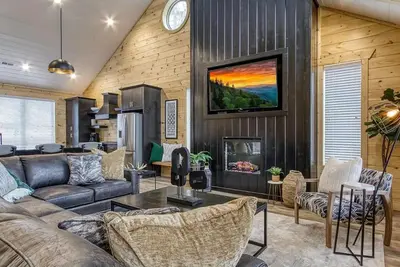 Image de Luxe Contemporary Cabin - Pool, hot tub, game room