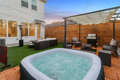 Image de Hot tub Hotspot | Big Backyard W/Movie Room | Rodeo Nrg