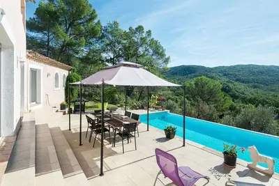 Image de Villa spacieuse avec piscine privée