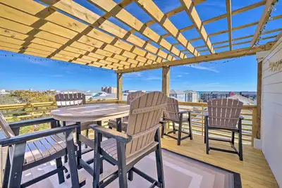 Image de Modern Home w/ Rooftop Deck, Walk to Beach!