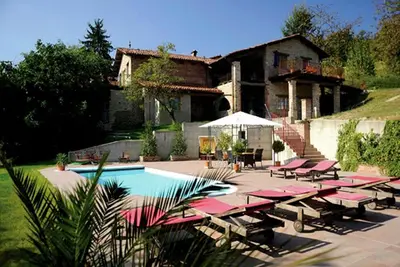 Image de Maison avec grande terrasse et piscine