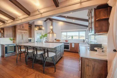 Image de 5br/5ba Ranch w/Gourmet Kitchen, Deck w/Spectacular Views, Downtown!