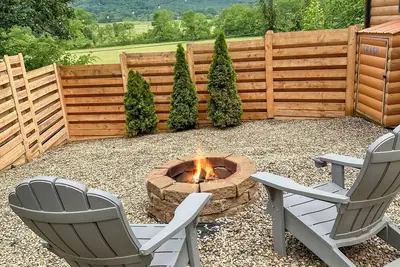 Image de In-Town Smoky Mountain Views • No Steep Roads • Pets Ok