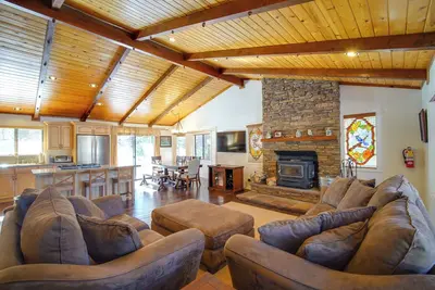 Image de 2 Mi to Lake & Ski Slopes: Big Bear Cabin