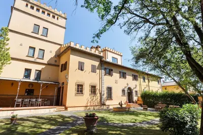 Image de Villa spacieuse à Empoli avec piscine