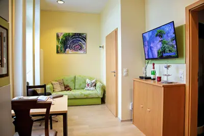 Image de Lovingly furnished apartment, living with friends