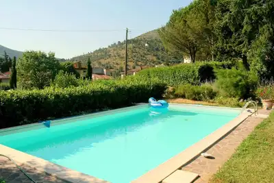 Image de Cottage à Lucca avec Piscine et Verdure