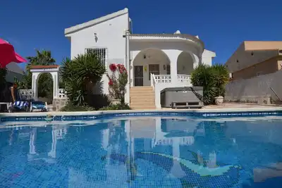 Image de Villa moderne avec bain Ă remous
