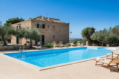 Image de Bel appartement de trois pièces avec un petit jardin