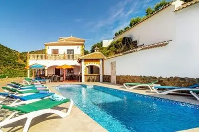 Image de Villa spacieuse avec piscine privée