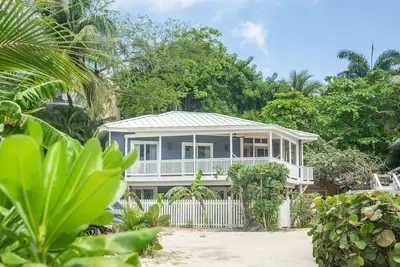 Image de New 2 Bed 2 Bath Beach Suite in West Bay Village Roatan. New Generator
