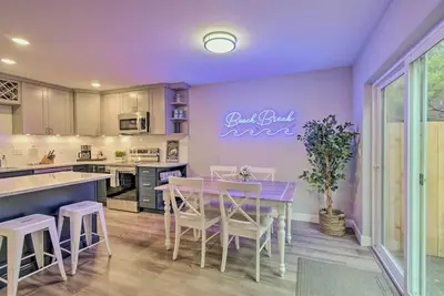 Image de 'Beach Break' Home w/ Hot Tub - Walk to Beach