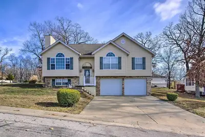 Image de < Half-Mi to Marinas: Osage Beach Home w/ Deck!