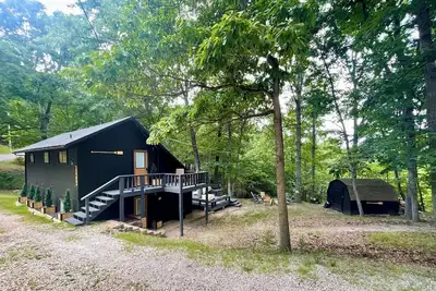 Image de Lost Cave Cottage. Easy boat parking, BoHo decor, tons of deck space, and a Cave