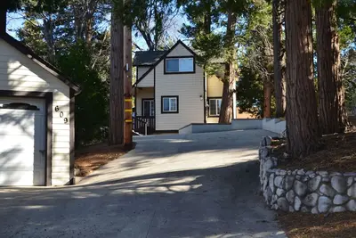 Image de Cozy Cedar Lane Landing is nestled in Twin Peaks with all the amenities of home!