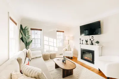 Image de Charming, cozy urban cottage by Como & Mn State Fair with Renovated rustic den