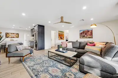 Image de Lovely, updated home with enclosed yard, fast WiFi, W/D, & mountain view