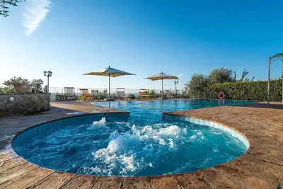 Image de Maison de vacances privée avec climatisation, Wifi, piscine, bain à remous, Tv, balcon