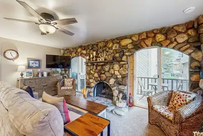 Image de Inviting condo with fireplace, patio, & hot tub - walk to River Run lifts