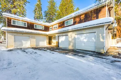 Image de Cozy Modern Condo w/ Fireplace + Patio - Near Restaurants, Entertainment & Lake