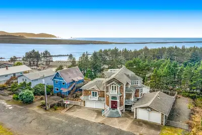 Image de Coastal estate with private hot tub, enclosed yard, firepit, & game room